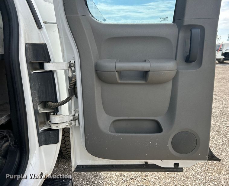 image for item EG0761 2012 Chevrolet  Silverado 2500HD Ext. Cab utility bed pickup truck