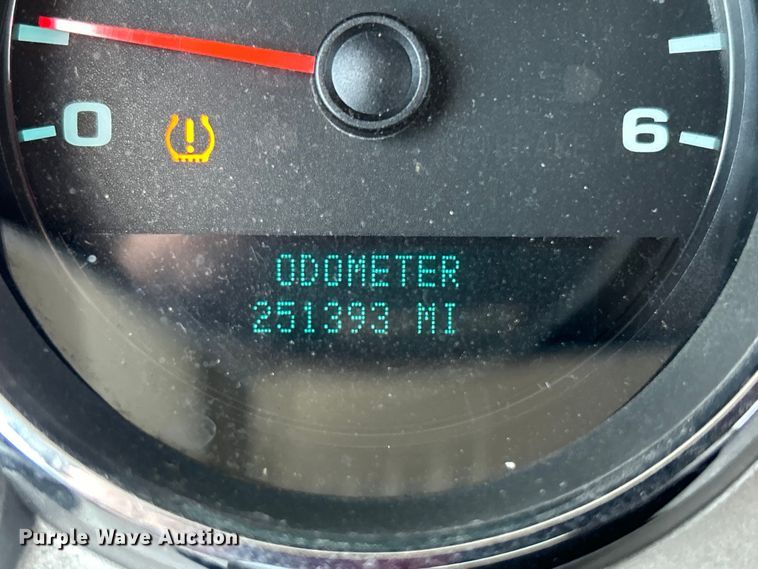 image for item EG0761 2012 Chevrolet  Silverado 2500HD Ext. Cab utility bed pickup truck