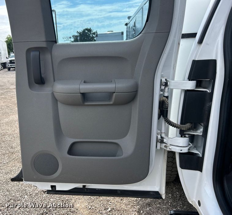 image for item EG0761 2012 Chevrolet  Silverado 2500HD Ext. Cab utility bed pickup truck