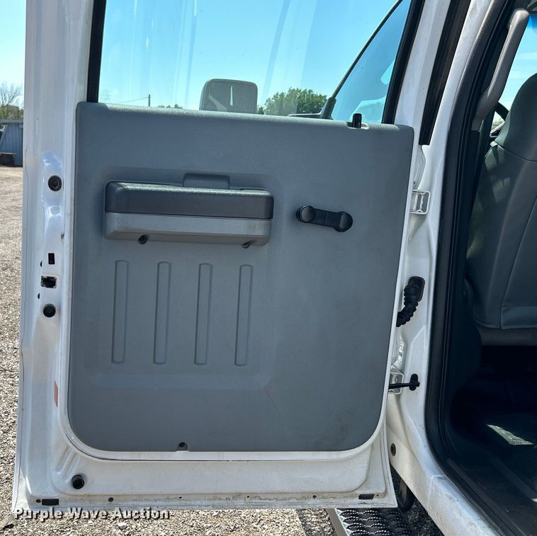 image for item EG0771 2016 Ford F550 Super Duty  Crew Cab utility / service truck