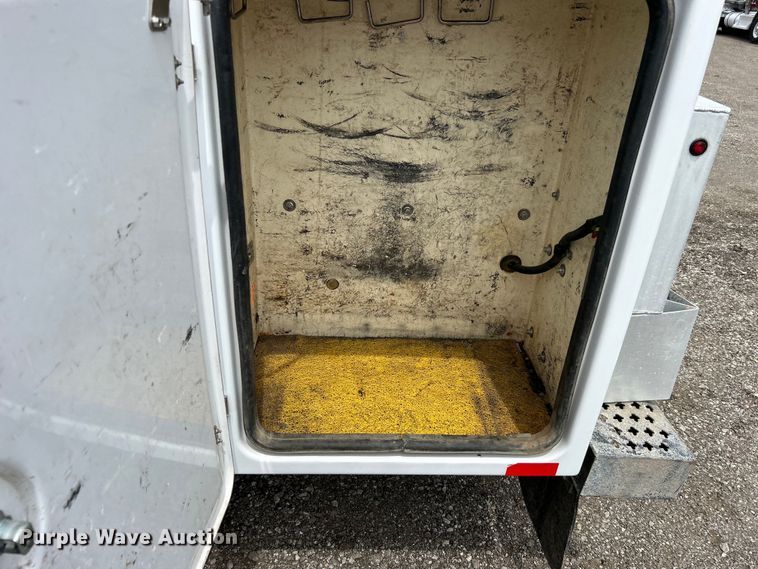 image for item EG1490 2013 Ford F450 Super Duty bucket truck