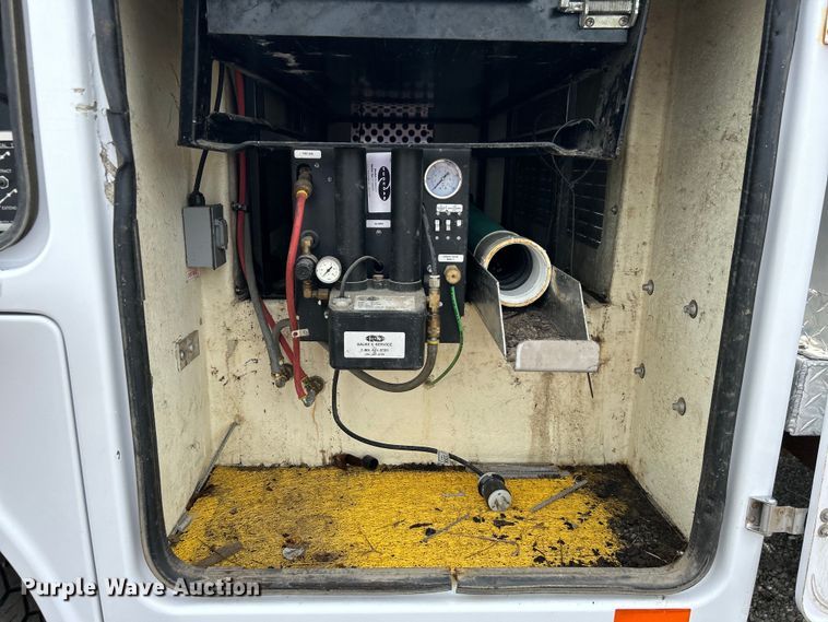 image for item EG1490 2013 Ford F450 Super Duty bucket truck