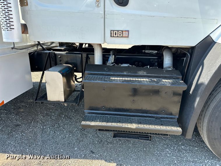 image for item EG1658 2014 Freightliner  108SD Crew Cab utility / service truck