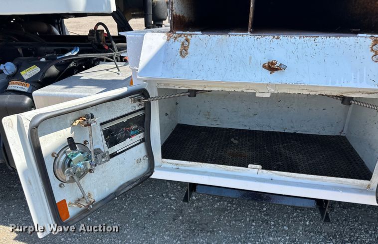 image for item EG1658 2014 Freightliner  108SD Crew Cab utility / service truck