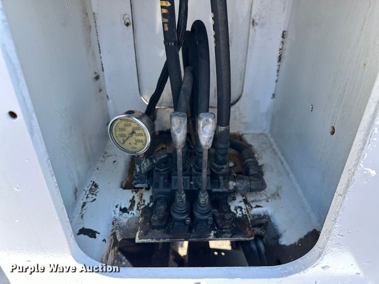 image for item EG1658 2014 Freightliner  108SD Crew Cab utility / service truck