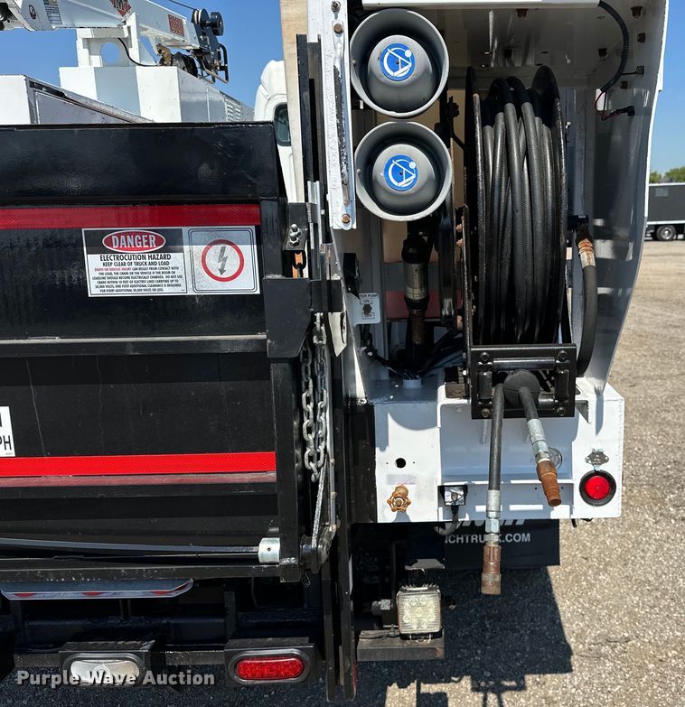 image for item EG1658 2014 Freightliner  108SD Crew Cab utility / service truck