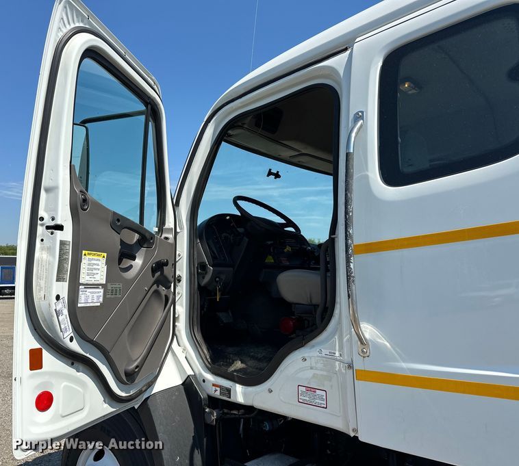 image for item EG1658 2014 Freightliner  108SD Crew Cab utility / service truck