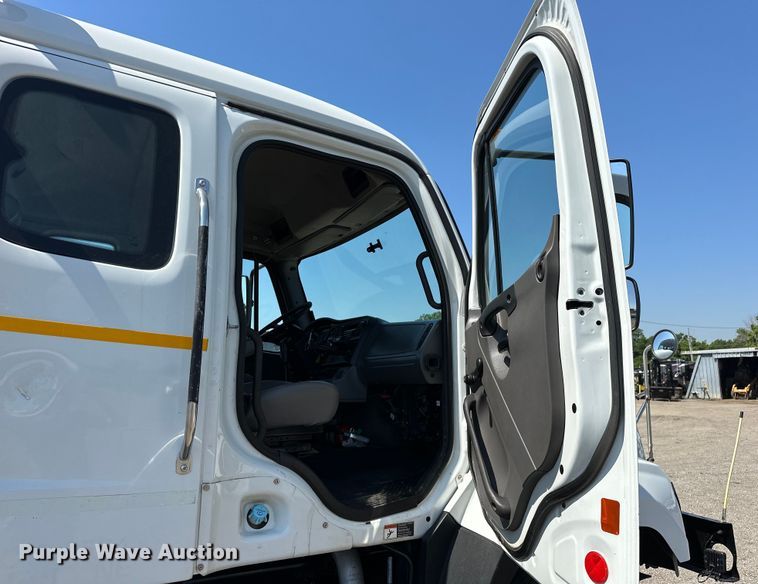 image for item EG1658 2014 Freightliner  108SD Crew Cab utility / service truck