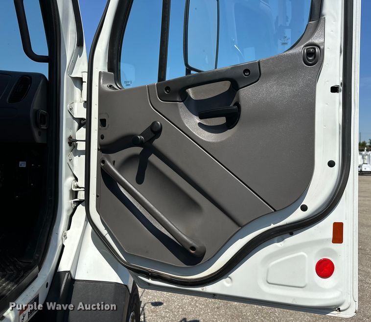 image for item EG1658 2014 Freightliner  108SD Crew Cab utility / service truck