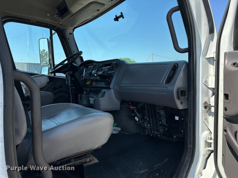 image for item EG1658 2014 Freightliner  108SD Crew Cab utility / service truck