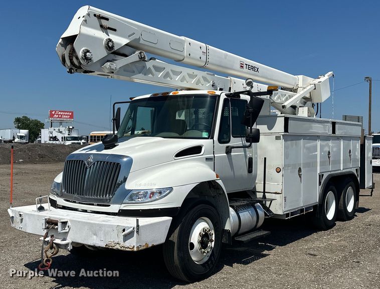 image for item EG1666 2009 International  DuraStar 4400 SBA  bucket truck