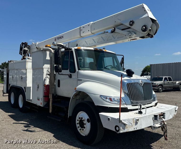 image for item EG1666 2009 International  DuraStar 4400 SBA  bucket truck