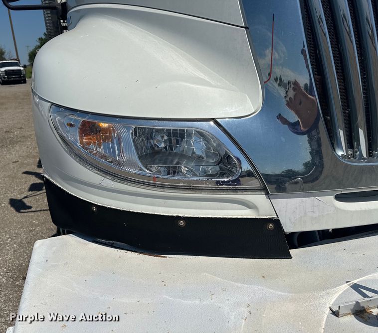 image for item EG1666 2009 International  DuraStar 4400 SBA  bucket truck