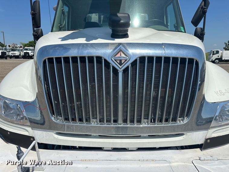 image for item EG1666 2009 International  DuraStar 4400 SBA  bucket truck