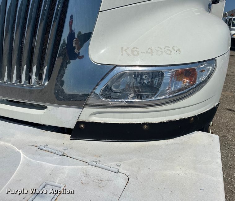 image for item EG1666 2009 International  DuraStar 4400 SBA  bucket truck