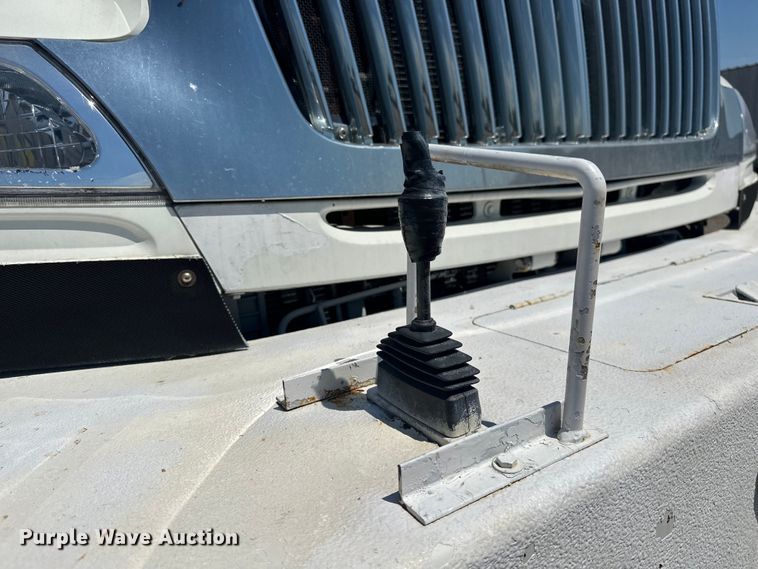 image for item EG1666 2009 International  DuraStar 4400 SBA  bucket truck