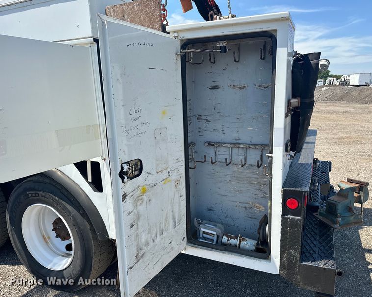 image for item EG1666 2009 International  DuraStar 4400 SBA  bucket truck