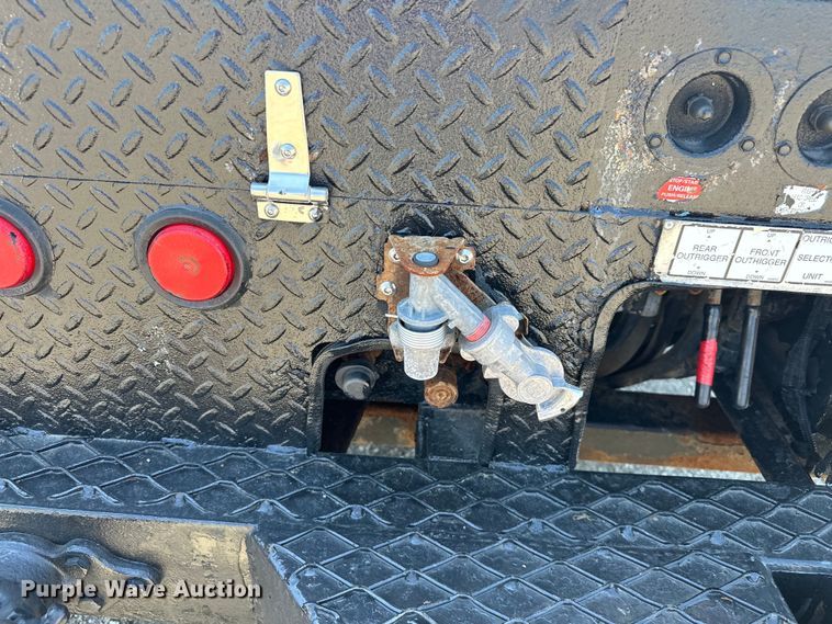 image for item EG1666 2009 International  DuraStar 4400 SBA  bucket truck