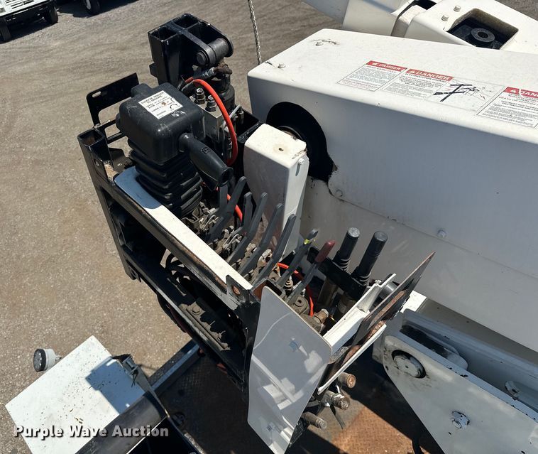 image for item EG1666 2009 International  DuraStar 4400 SBA  bucket truck