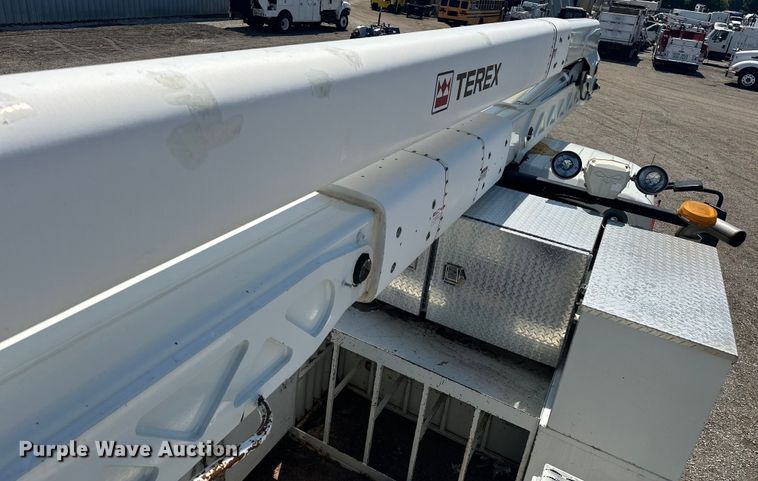 image for item EG1666 2009 International  DuraStar 4400 SBA  bucket truck