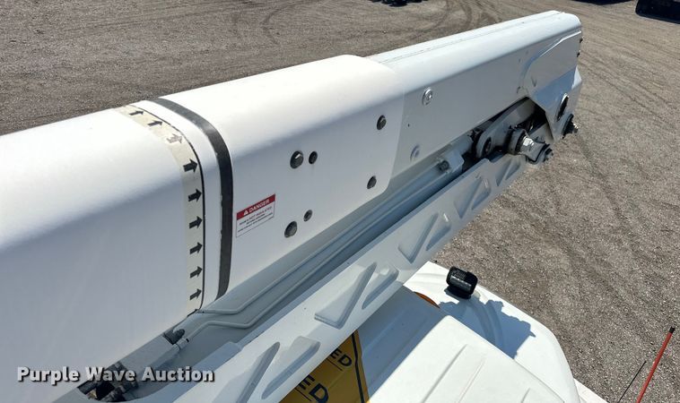 image for item EG1666 2009 International  DuraStar 4400 SBA  bucket truck