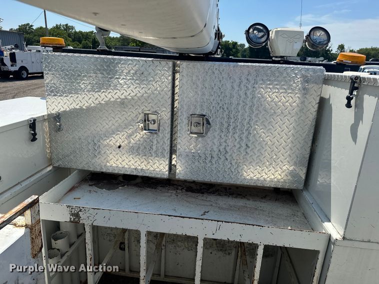 image for item EG1666 2009 International  DuraStar 4400 SBA  bucket truck