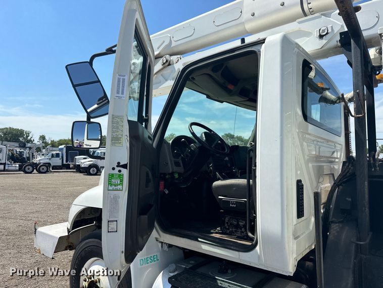 image for item EG1666 2009 International  DuraStar 4400 SBA  bucket truck