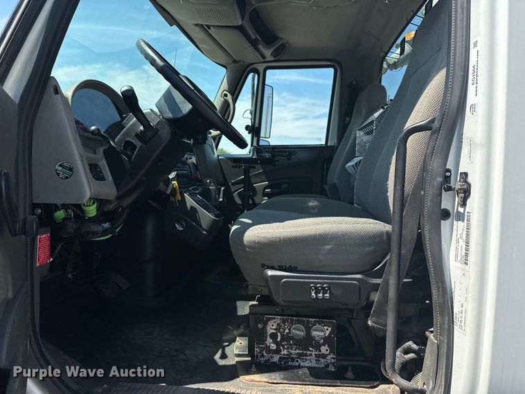 image for item EG1666 2009 International  DuraStar 4400 SBA  bucket truck