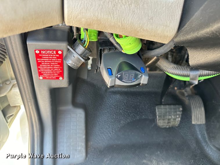 image for item EG1666 2009 International  DuraStar 4400 SBA  bucket truck