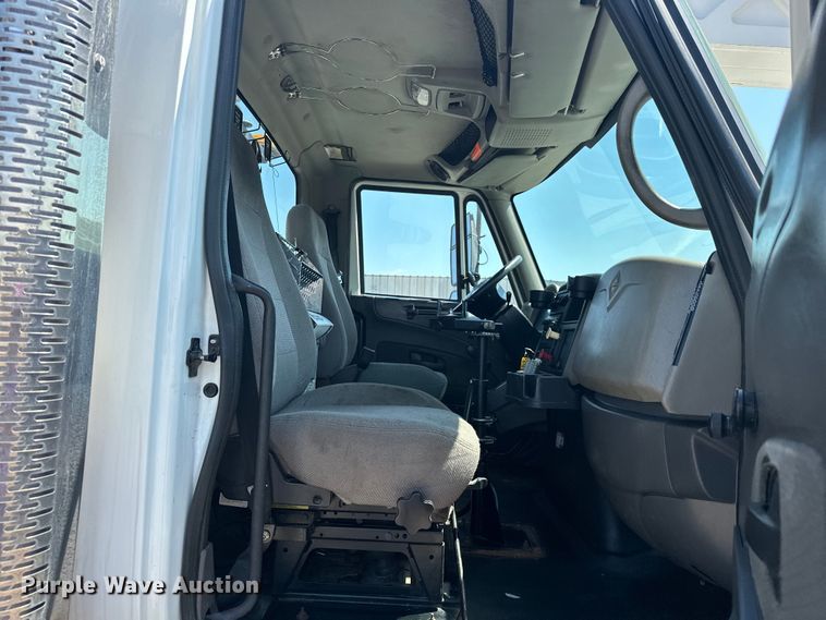 image for item EG1666 2009 International  DuraStar 4400 SBA  bucket truck