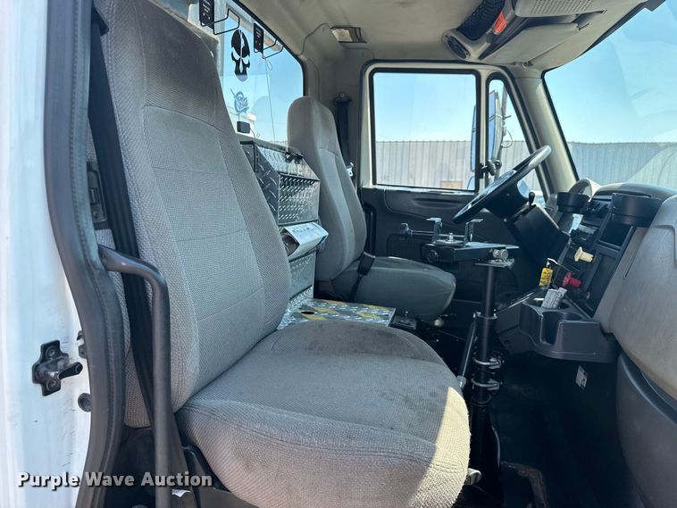 image for item EG1666 2009 International  DuraStar 4400 SBA  bucket truck