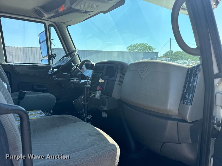 image for item EG1666 2009 International  DuraStar 4400 SBA  bucket truck