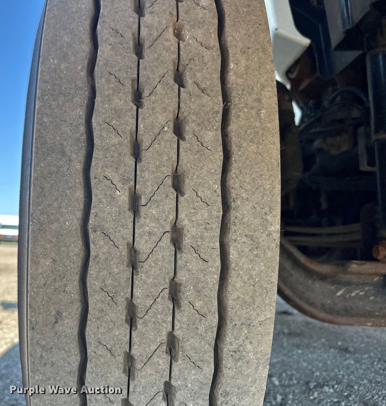 image for item EG1666 2009 International  DuraStar 4400 SBA  bucket truck