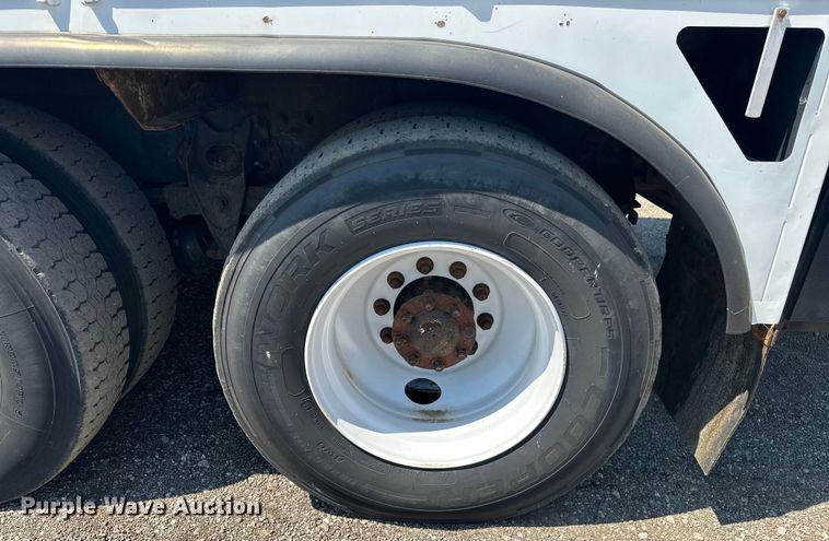 image for item EG1666 2009 International  DuraStar 4400 SBA  bucket truck