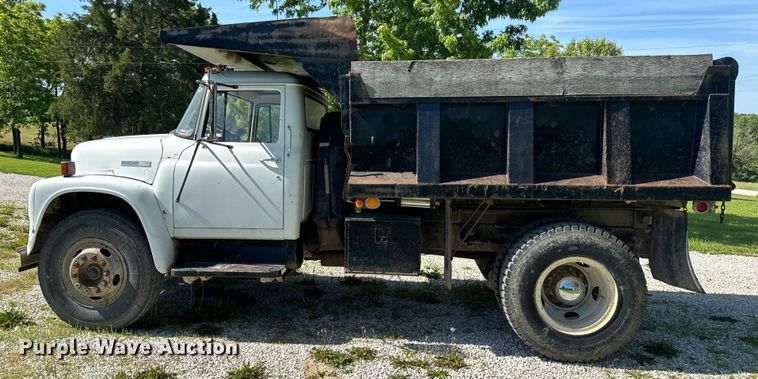 image for item EH6865 1975 International  Load Star 1800 dump truck