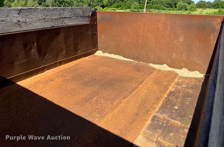 image for item EH6865 1975 International  Load Star 1800 dump truck