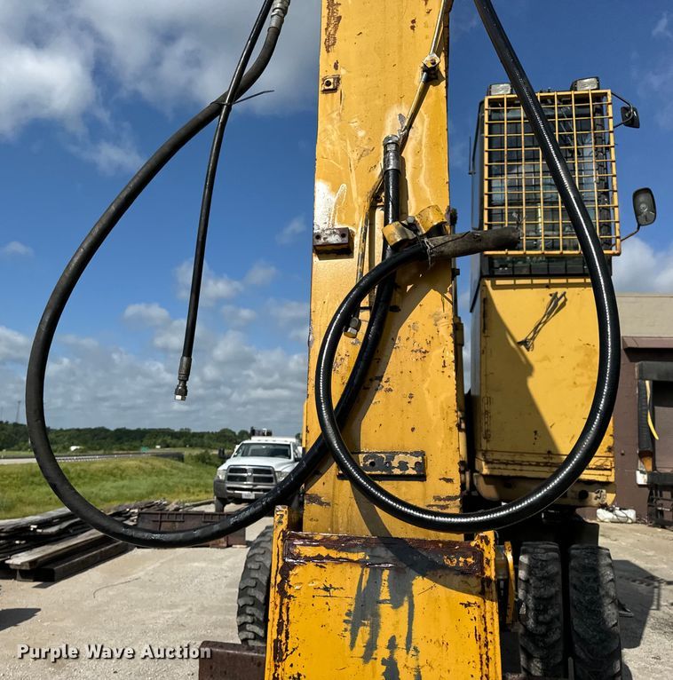 image for item EH6924 2000 Caterpillar M318 wheeled excavator