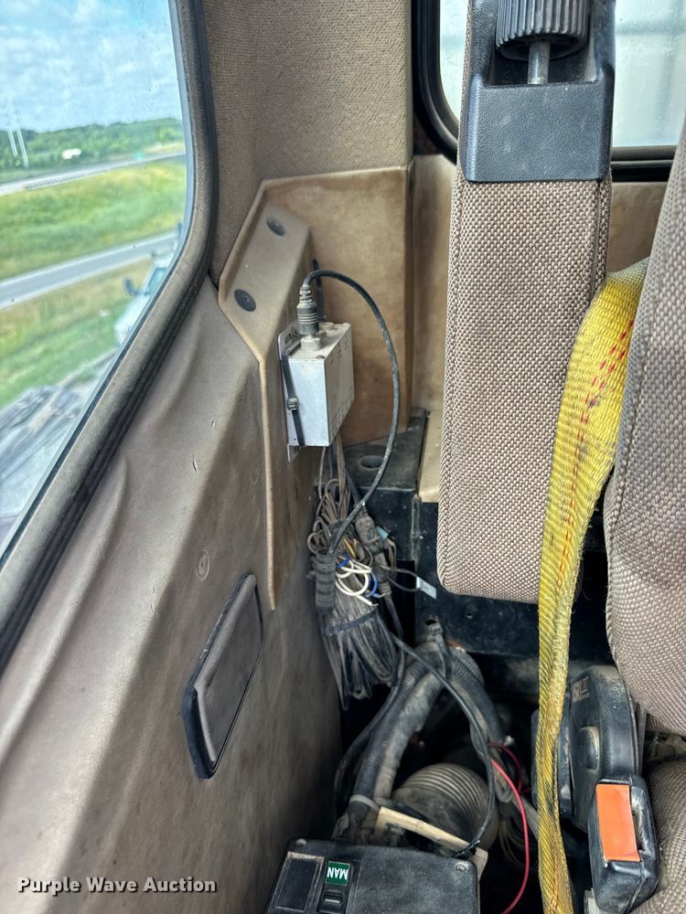 image for item EH6924 2000 Caterpillar M318 wheeled excavator