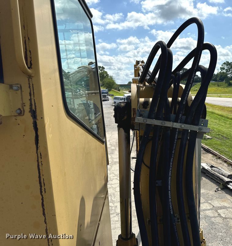 image for item EH6924 2000 Caterpillar M318 wheeled excavator