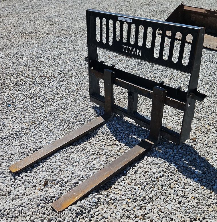 image for item EI3921 Titan skid steer forks