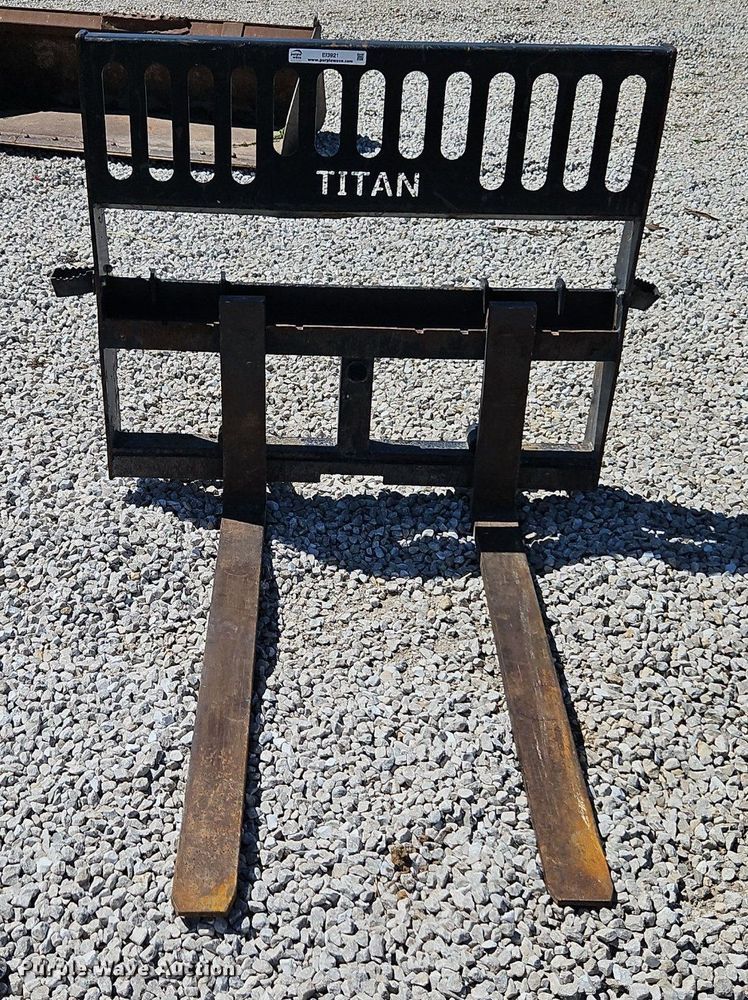 image for item EI3921 Titan skid steer forks