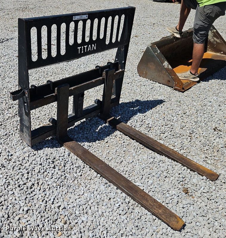 image for item EI3921 Titan skid steer forks