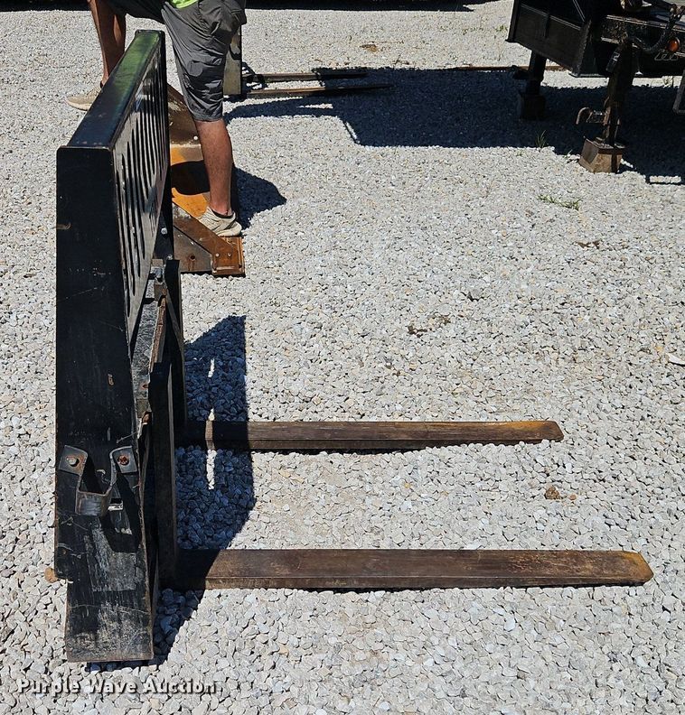 image for item EI3921 Titan skid steer forks