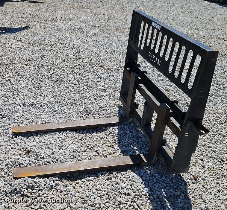 image for item EI3921 Titan skid steer forks