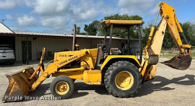 image for item EJ4368 1992 John Deere  310D backhoe