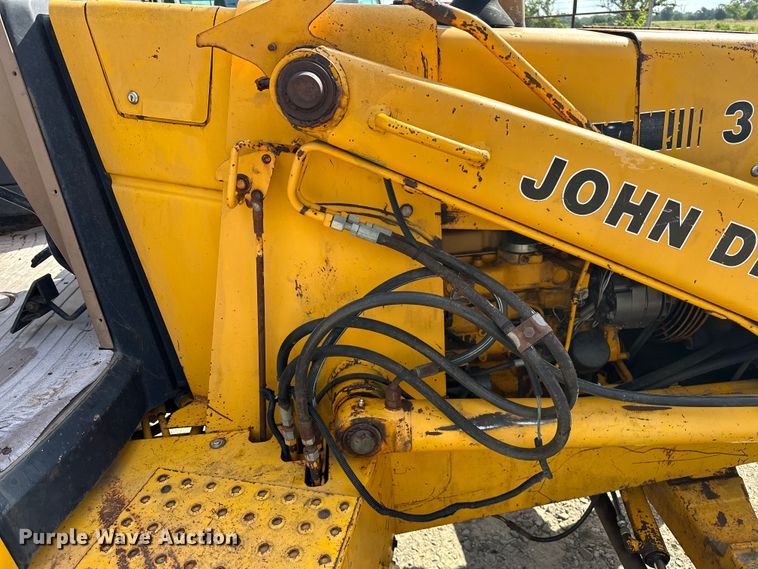 image for item EJ4368 1992 John Deere  310D backhoe