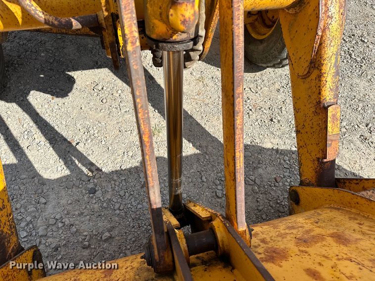 image for item EJ4368 1992 John Deere  310D backhoe