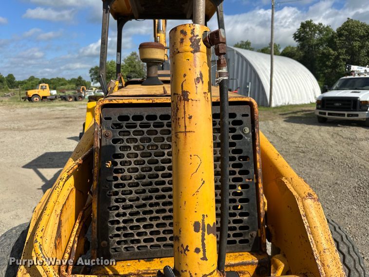 image for item EJ4368 1992 John Deere  310D backhoe