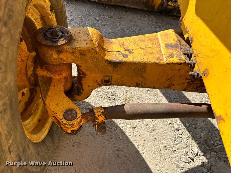 image for item EJ4368 1992 John Deere  310D backhoe