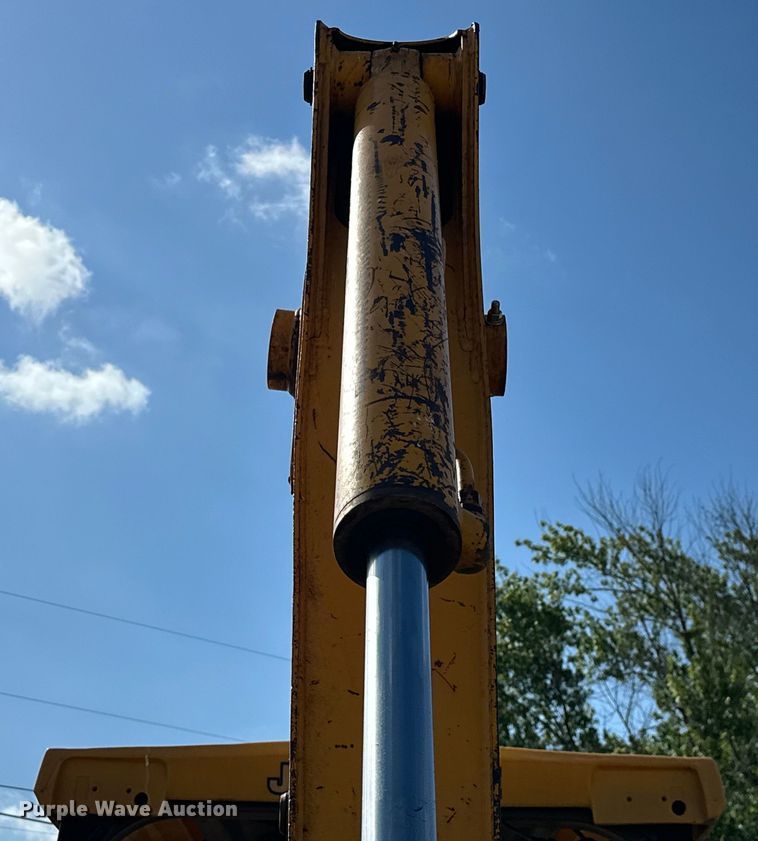 image for item EJ4368 1992 John Deere  310D backhoe